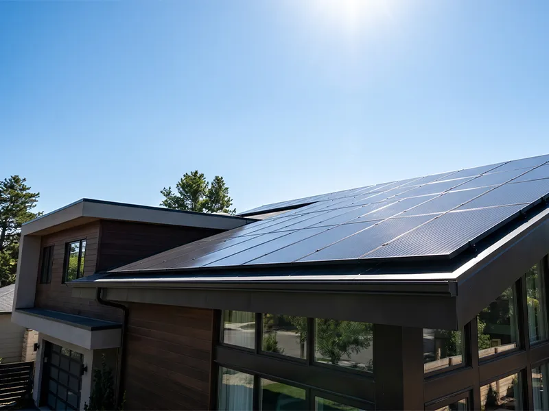 Casa con paneles solares
